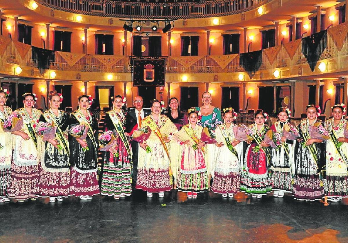 Las reinas y damas de las fiestas posan durante el pregón.