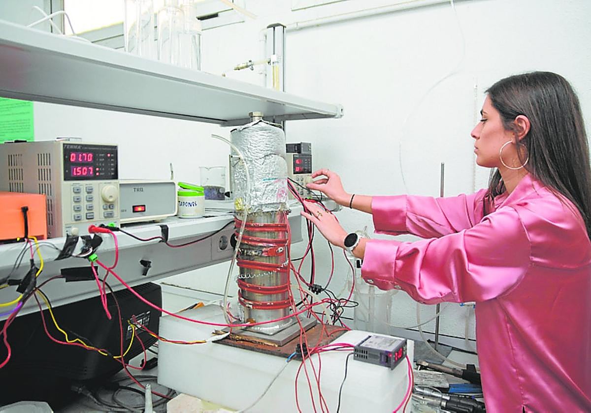 Una becaria de la Cátedra Soltec-UPCT en el Laboratorio de Hidrógeno y Pila de Combustible.
