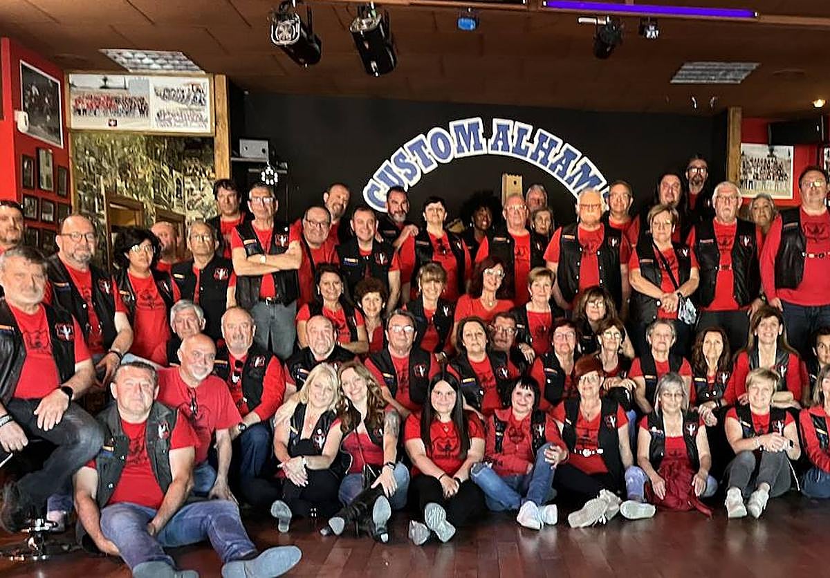 Foto de familia de los miembros de la asociación moto custom de Alhama.
