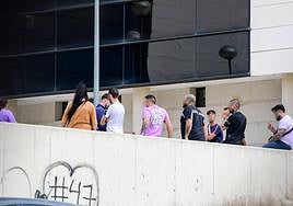 Familiares de los detenidos aguardan a las puertas de los juzgados de Cieza.