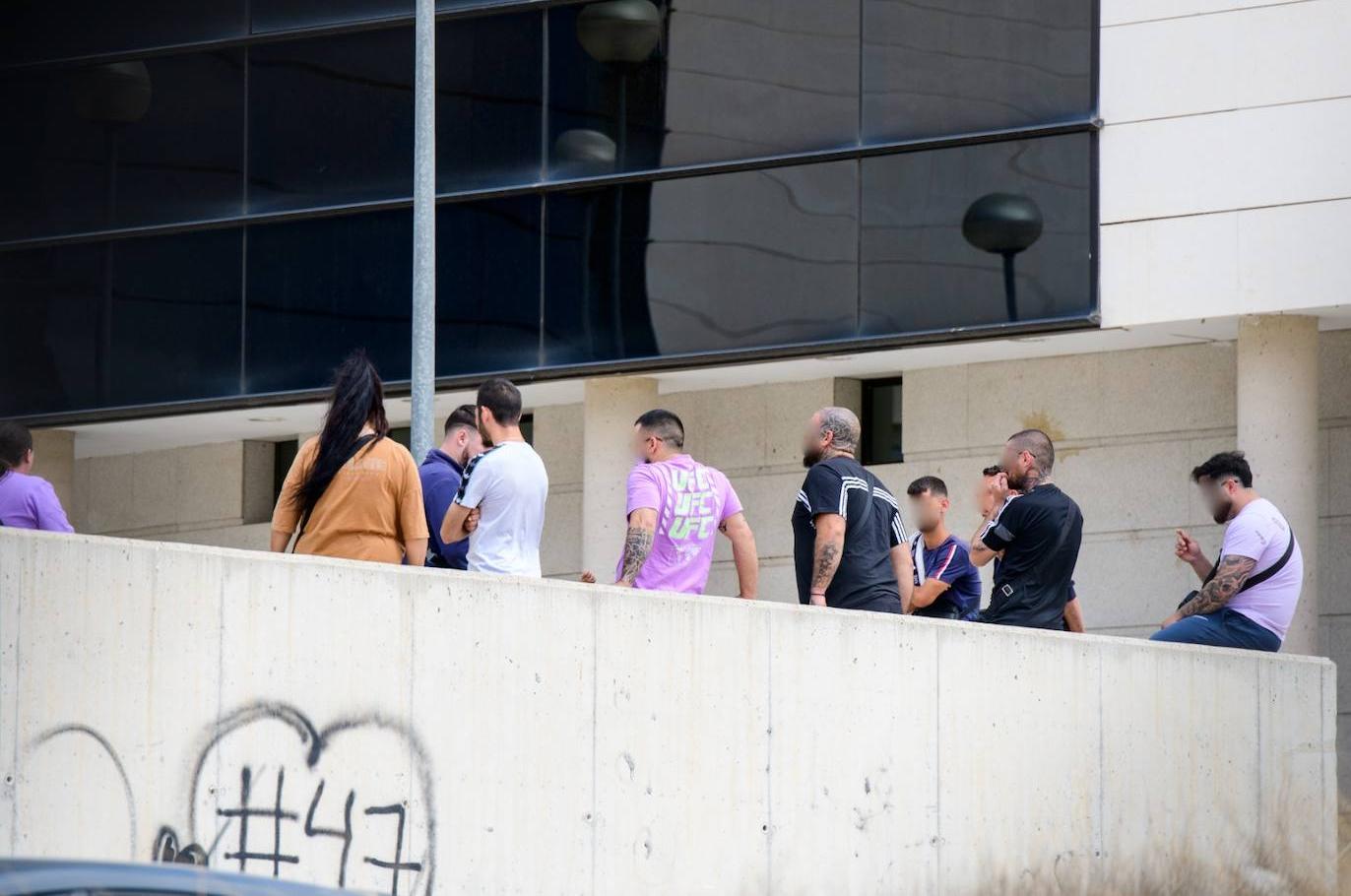 Familiares de los detenidos aguardan a las puertas de los juzgados de Cieza.