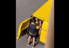 Un repartidor de Correos en su furgoneta.