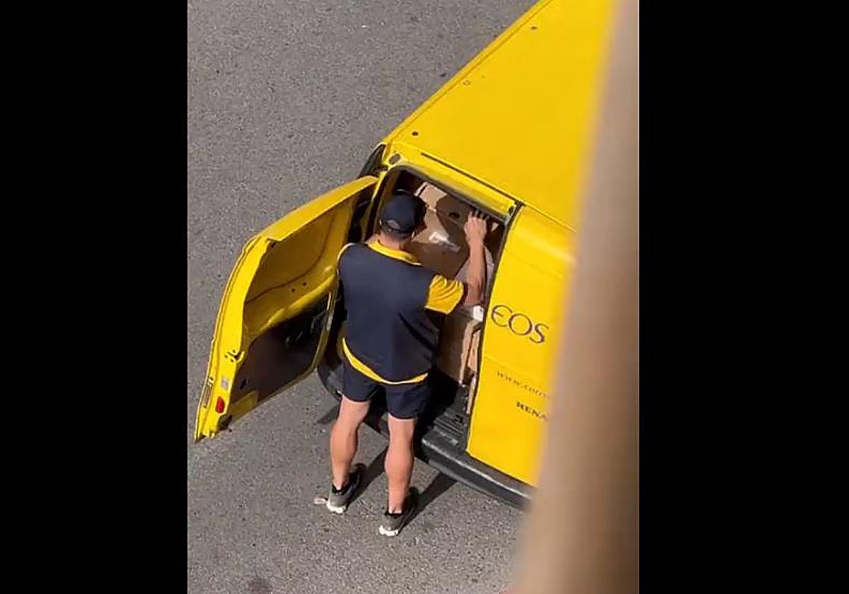 Un repartidor de Correos en su furgoneta.