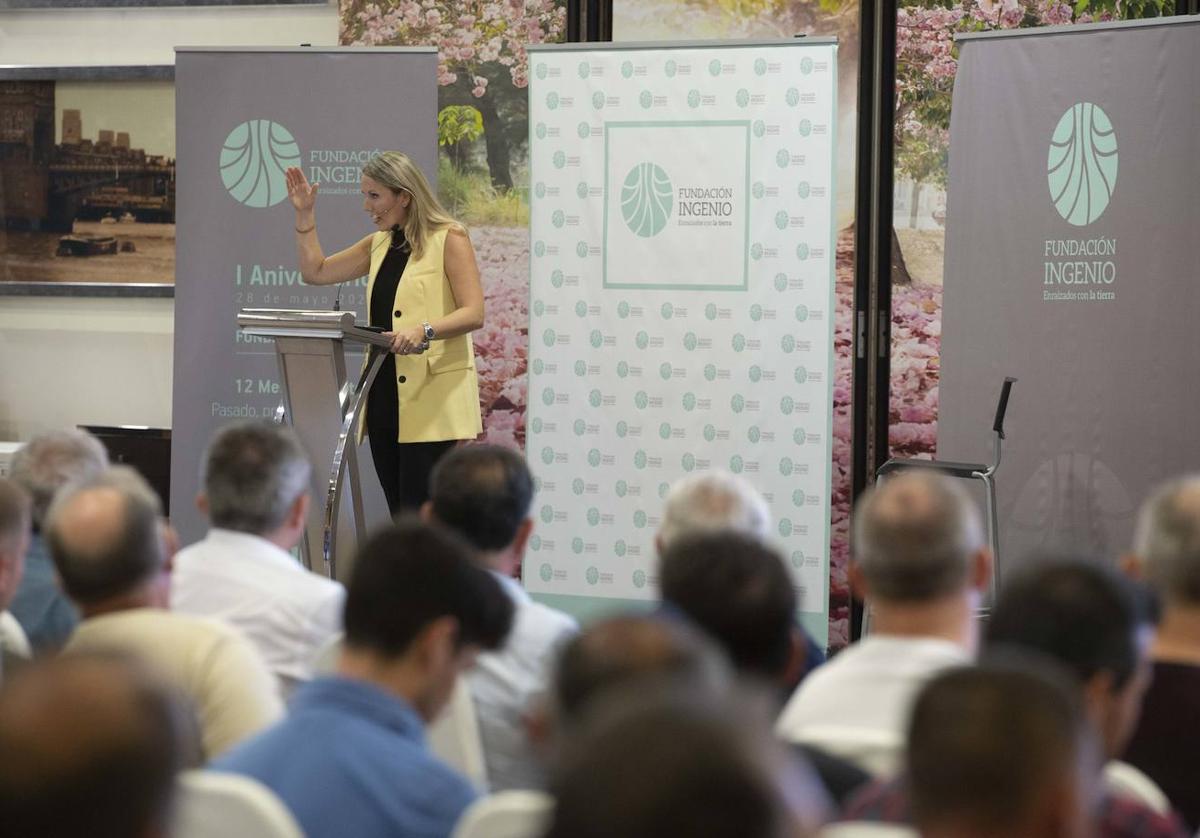 La directora de la Fundación Ingenio, Natalia Corbalán, durante su intervención en una asamblea de regantes celebrada en octubre del año pasado.