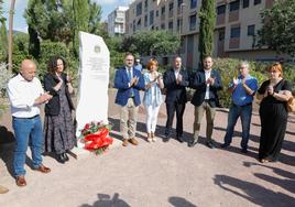 Miembros de la Corporación y el presidente de la Federación de Asociaciones de Vecinos en el acto de homenaje a las víctimas de los terremotos en el parque 11 de Mayo de La Viña.