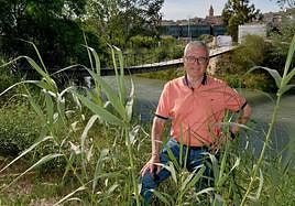 El poeta Ángel Almela Valchs (Cieza, 1955).