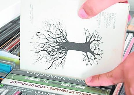 Imagen secundaria 1 - Arriba, Salvadora Matallana al baile con las postizas en Cehegín. A la izquierda, colección de cedés de los investigadores. A la derecha, uno de los códigos para acceder a los documentos sonoros. 