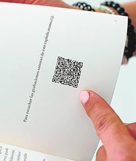 Imagen secundaria 2 - Arriba, Salvadora Matallana al baile con las postizas en Cehegín. A la izquierda, colección de cedés de los investigadores. A la derecha, uno de los códigos para acceder a los documentos sonoros. 