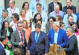 López Miras (centro), con delegados universitarios, ayer.