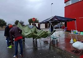 Los trabajadores desmontan el campamento tras el acuerdo entre Ayuntamiento y empresa.