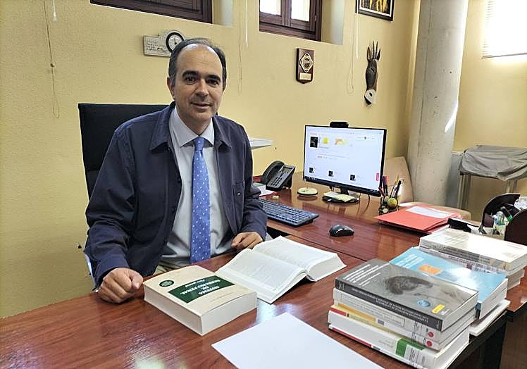 El catedrático David Lorenzo Morillas Fernández en su despacho.