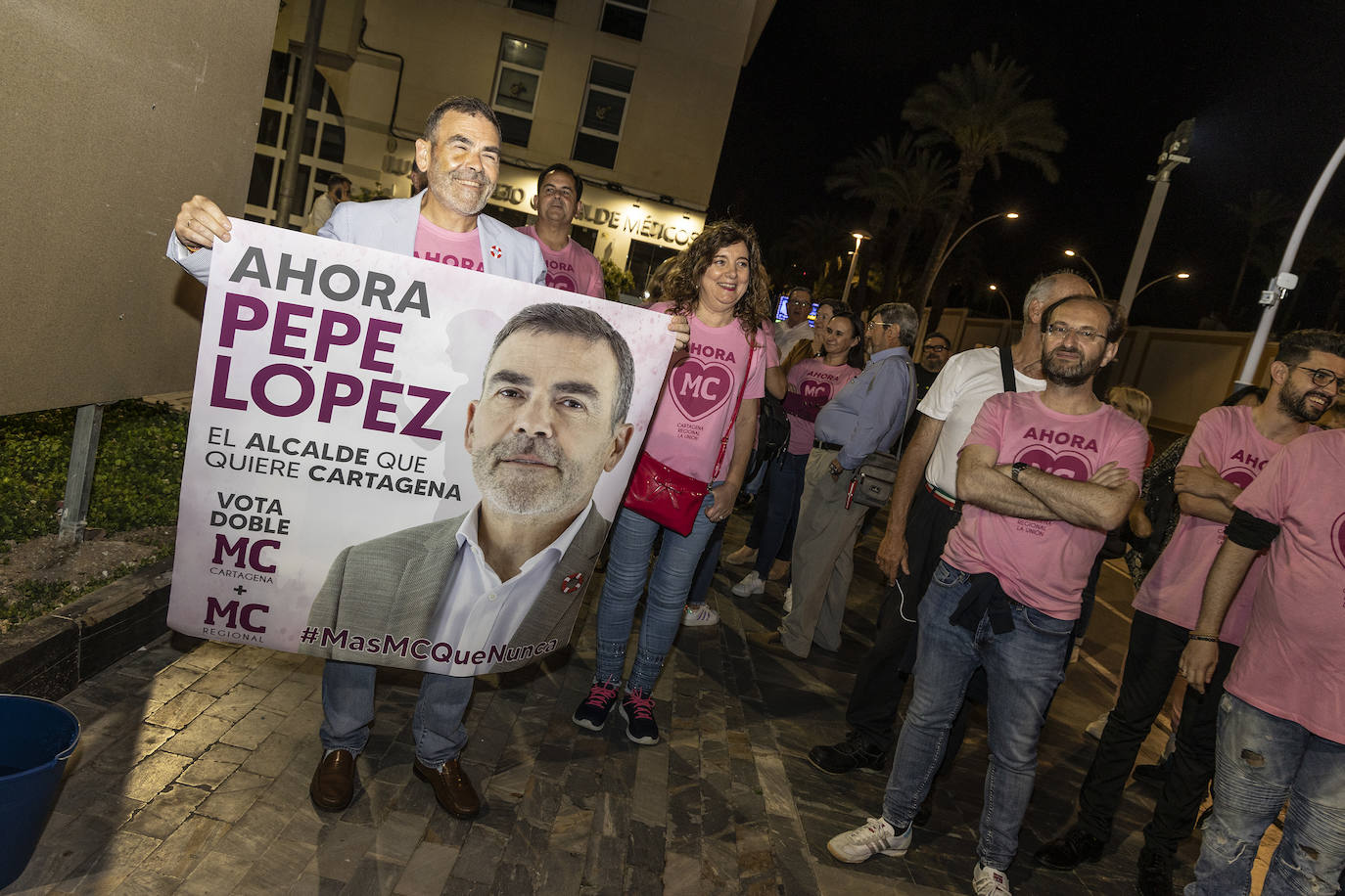 Pepe López, al frente de Movimiento Ciudadano, inicia en Cartagena la campaña electoral con la pegada de carteles. 