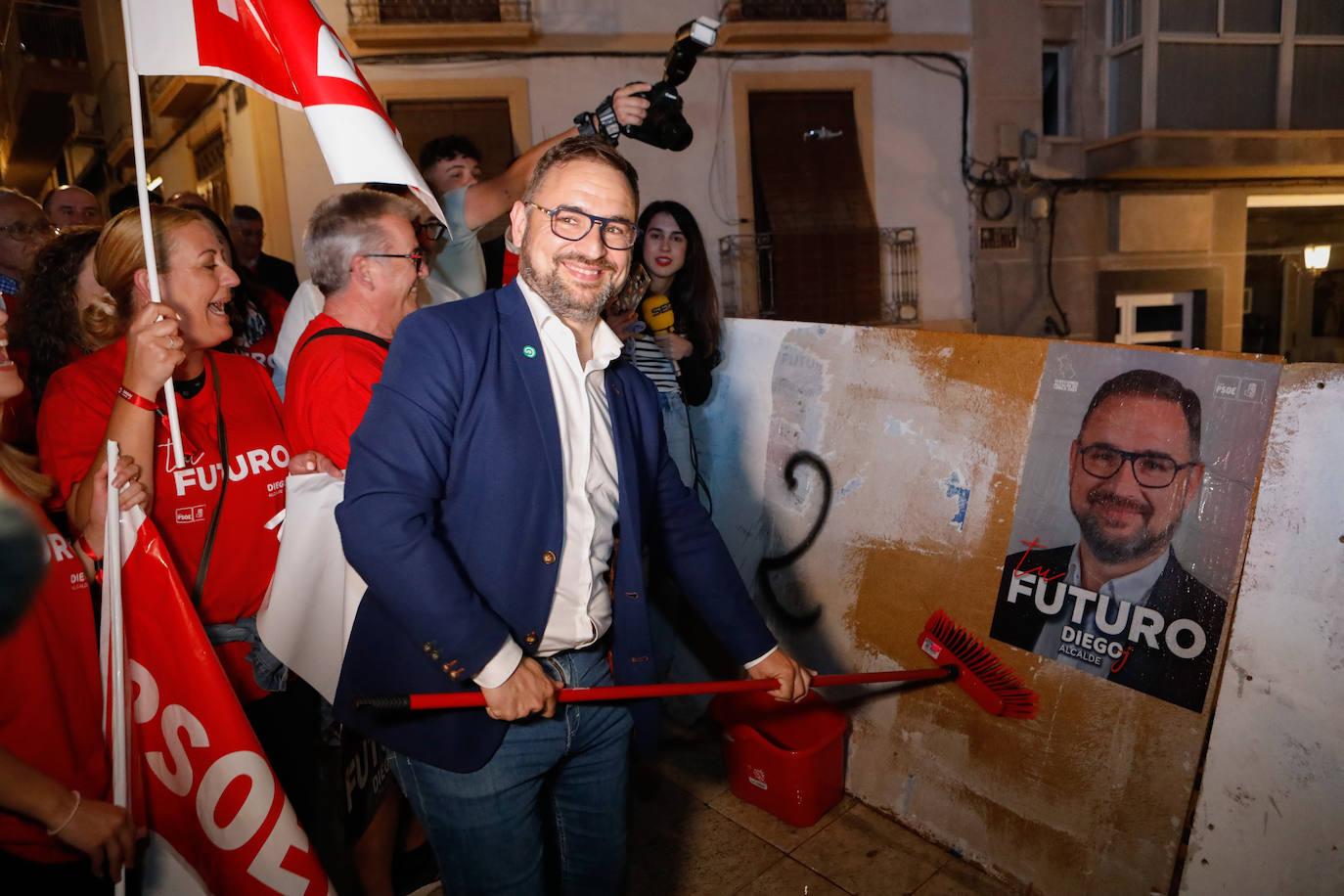 Diego José Mateos, candidato del PSOE en Lorca, durante la pegada de carteles. 