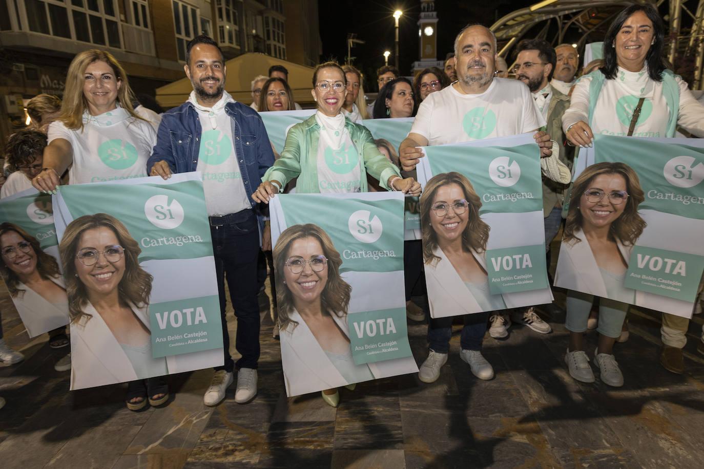 Ana Belén Castejón inció la campaña electoral de su partido, Sí Cartagena, con la pegada de carteles. 