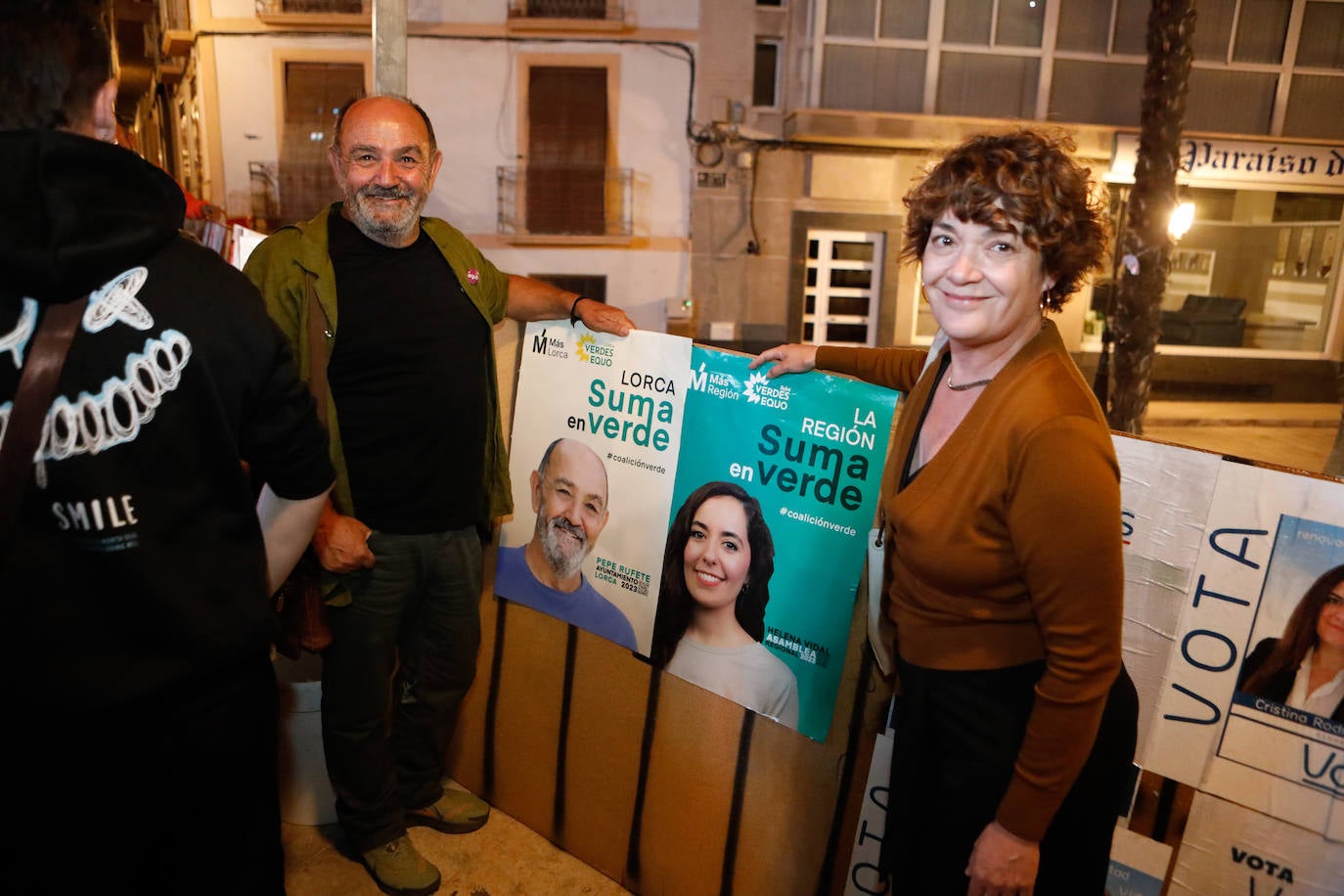 Pepe Rufete, candidato de Más Región y Verdes Equo a la alcaldía de Lorca, durante la pegada de carteles.