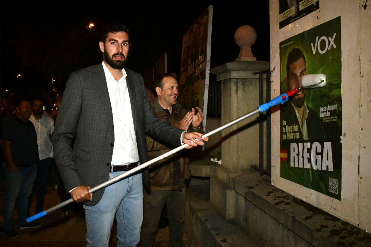 El candidato de Vox a la presidencia de la Región, José Ángel Antelo, durante la pegada de carteles. 