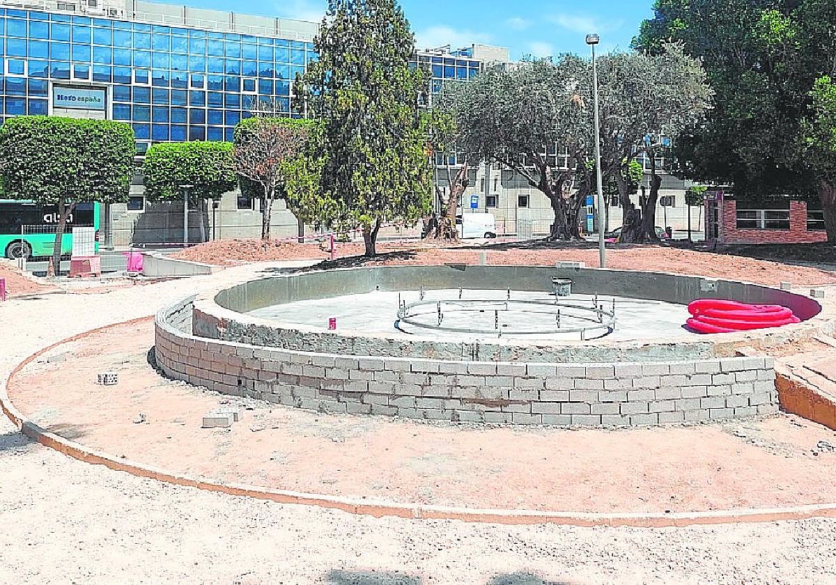 La fuente de la plaza, en plenas obras de rehabilitación, ayer por la mañana.