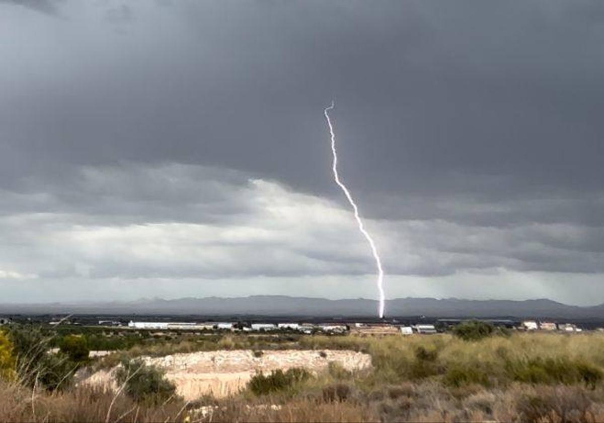 Un rayo cae este sábado sobre la torre de control del aeropuerto de Corvera durante la tormenta.