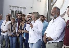 Arroyo, con miembros de su candidatura, en el acto de El Algar.