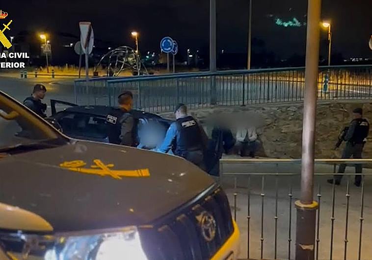 Agentes de la Guardia Civil con algunos de los detenidos.