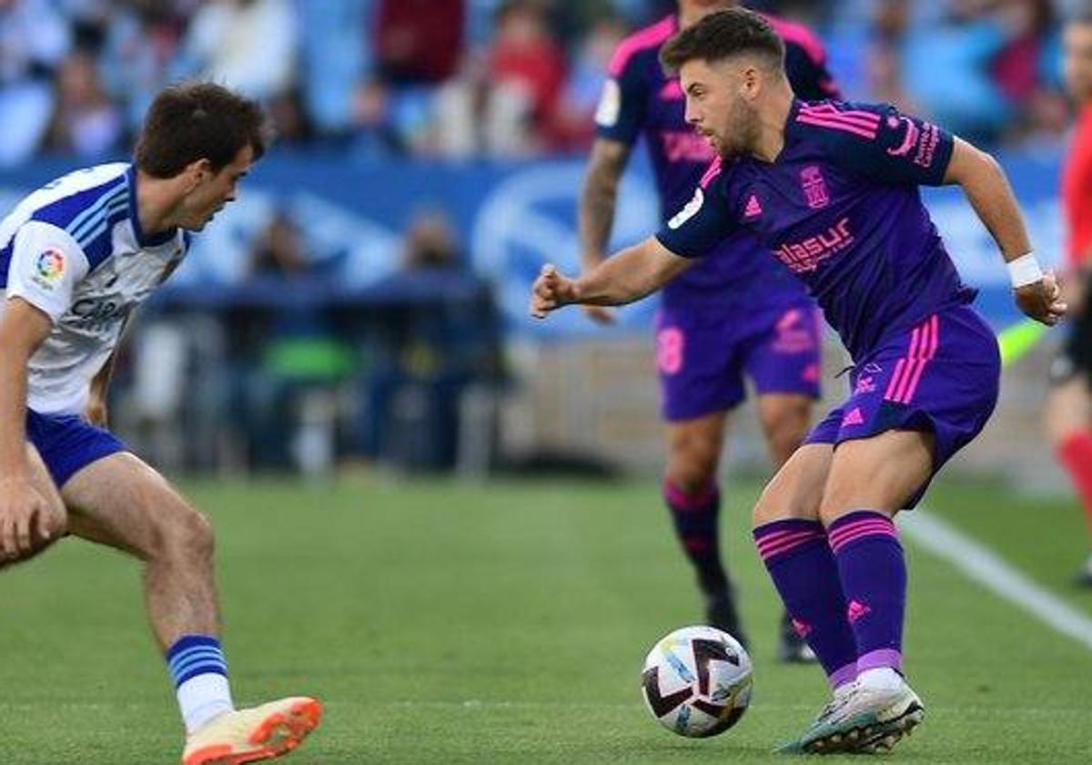 Franchu encara a Francho Serrano en el partido contra el Real Zaragoza.