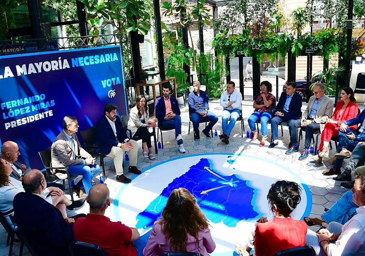 Encuentro de Fernando López Miras con empresarios del sector turístico.