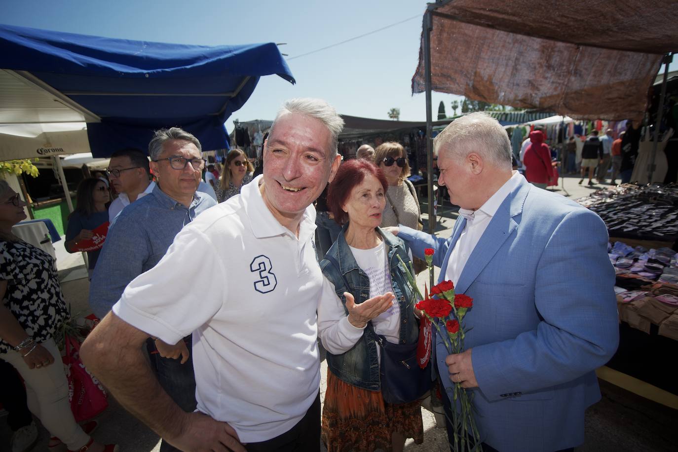 La visita de Vélez y Serrano al mercado dominical de El Raal, en imágenes