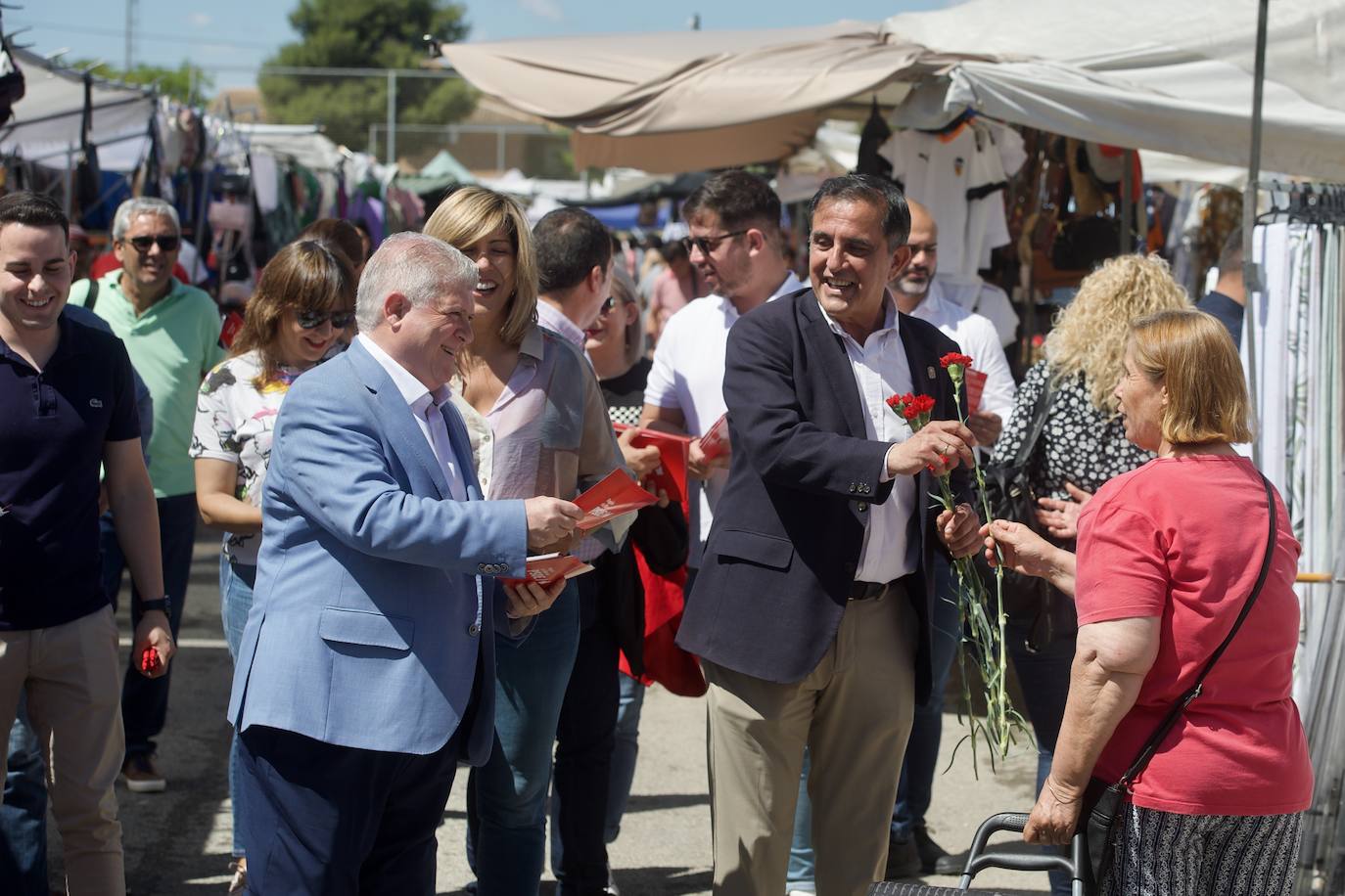 La visita de Vélez y Serrano al mercado dominical de El Raal, en imágenes