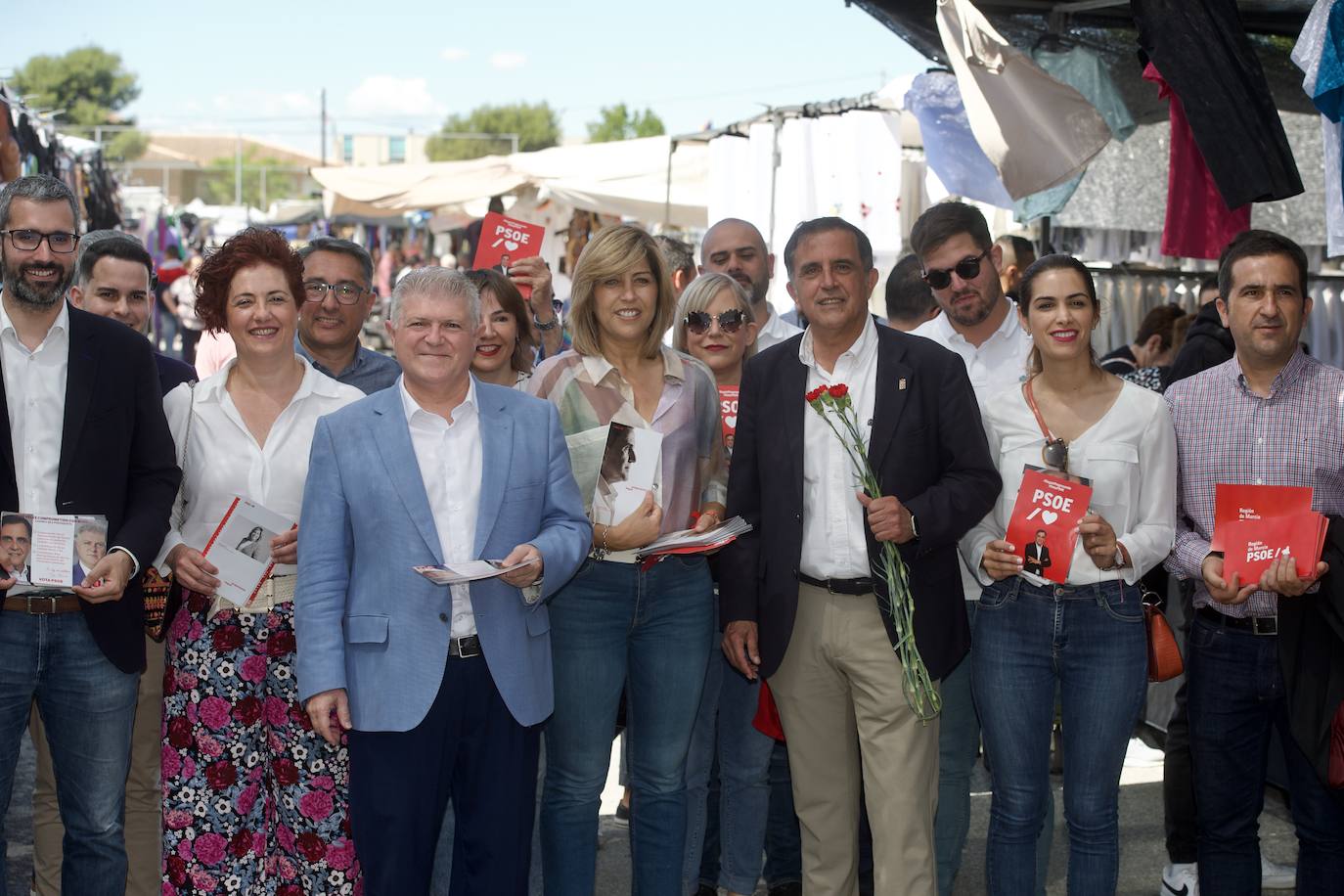 La visita de Vélez y Serrano al mercado dominical de El Raal, en imágenes