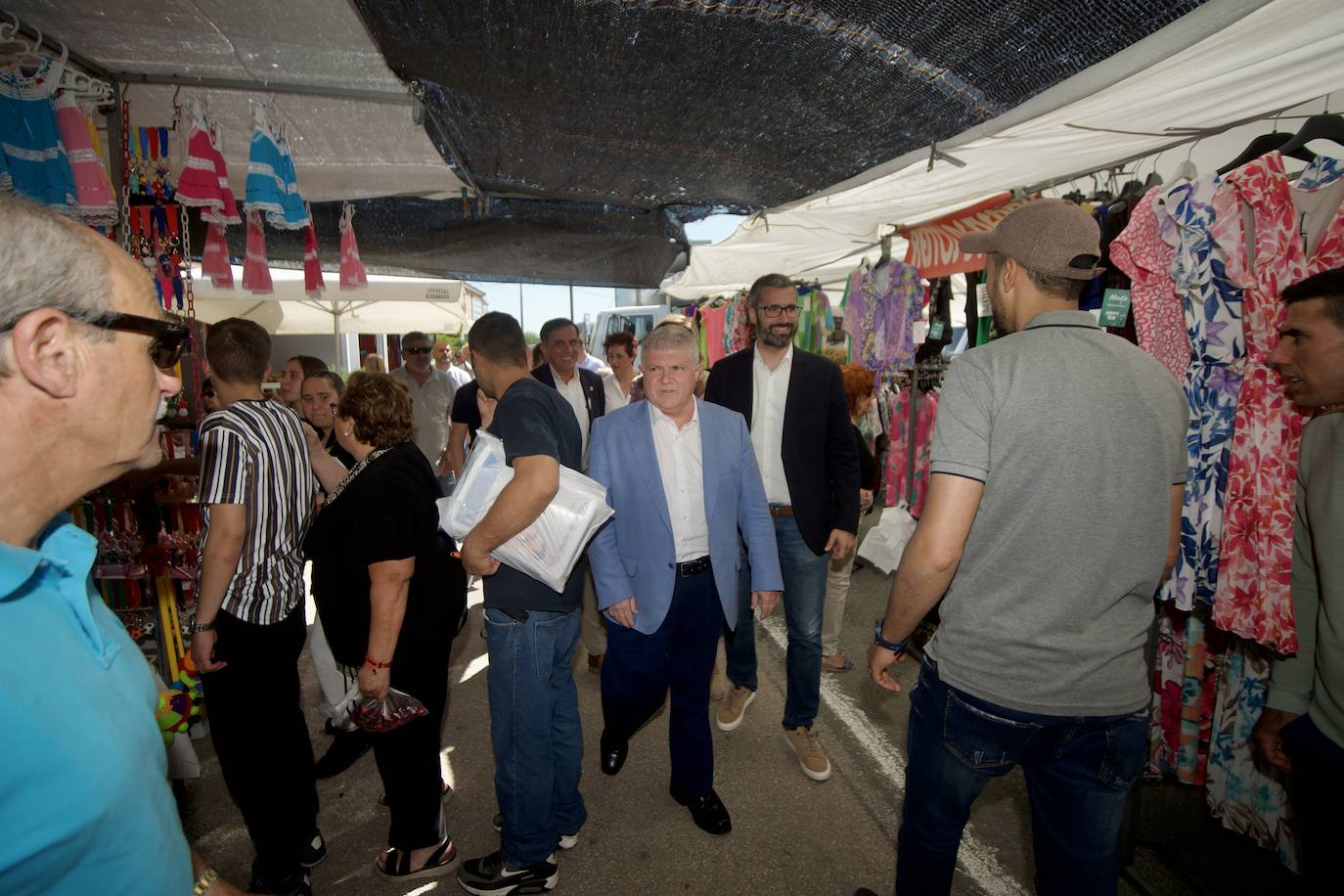 La visita de Vélez y Serrano al mercado dominical de El Raal, en imágenes