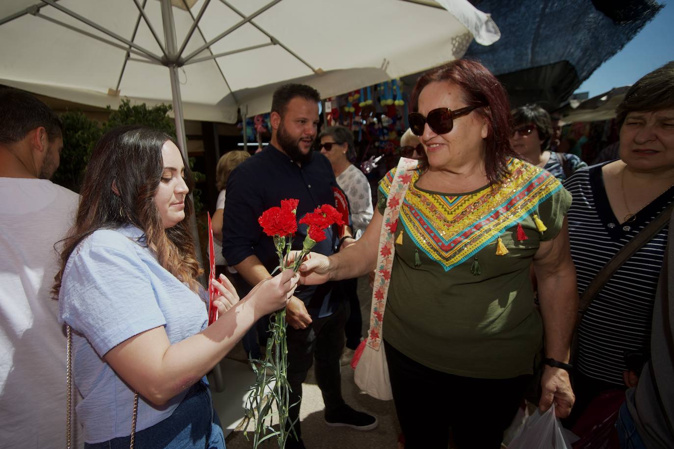La visita de Vélez y Serrano al mercado dominical de El Raal, en imágenes