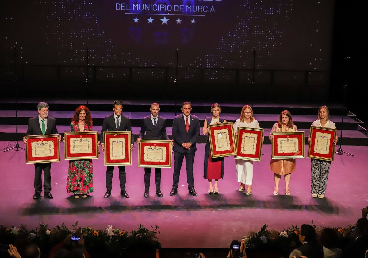Los galardonados posan al término de la ceremonia, este domingo en el Teatro Circo