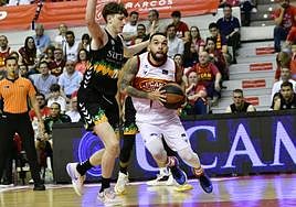 Chiozza inicia una penetración hacia el aro en el partido de este domingo ante el Surne Bilbao.