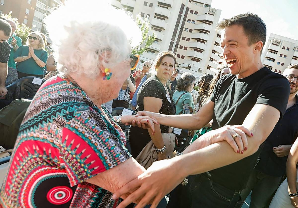 Errejón saludando este domingo a una vecina durante el acto en Molina de Segura.