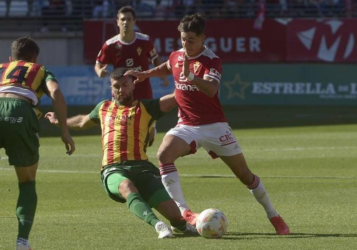 Arnau Ortiz dribla a Calavera en el partido contra el CD Castellón.