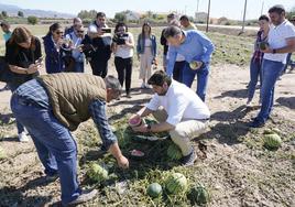 López Miras, en su visita a los cultivos de Lorca destrozados por el granizo, este domingo.