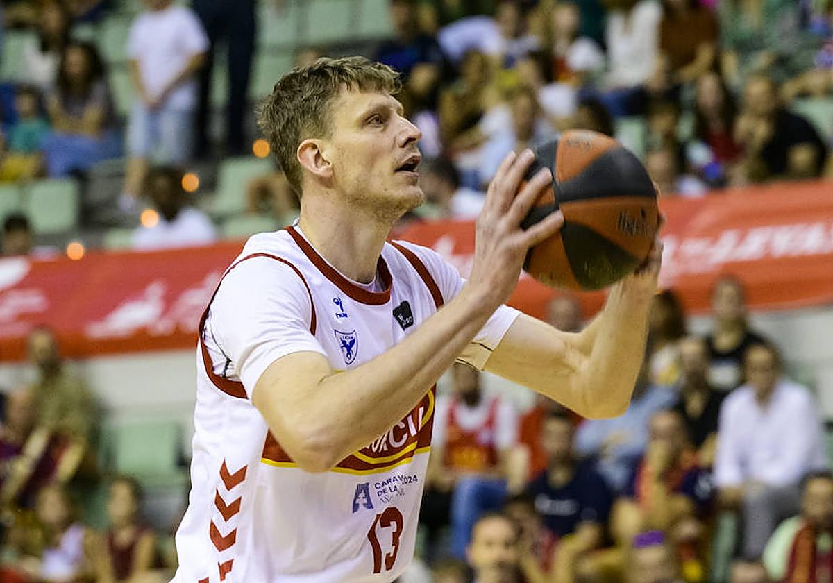 Pustovyi con el balón entre las manos en el partido contra el Surne Bilbao.