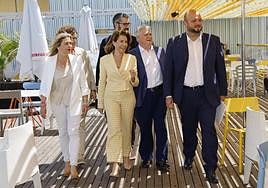 La ministra de Transportes (centro), junto al secretario general del PSRM, José Vélez, el candidato a la alcaldía de Cartagena y otros dirigentes del PSRM, este lunes.