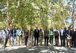 José Ballesta, junto a representantes del Grupo Municipal Popular, este lunes en Murcia.