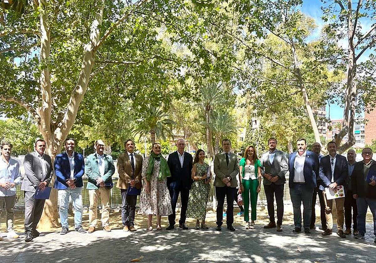 José Ballesta, junto a representantes del Grupo Municipal Popular, este lunes en Murcia.