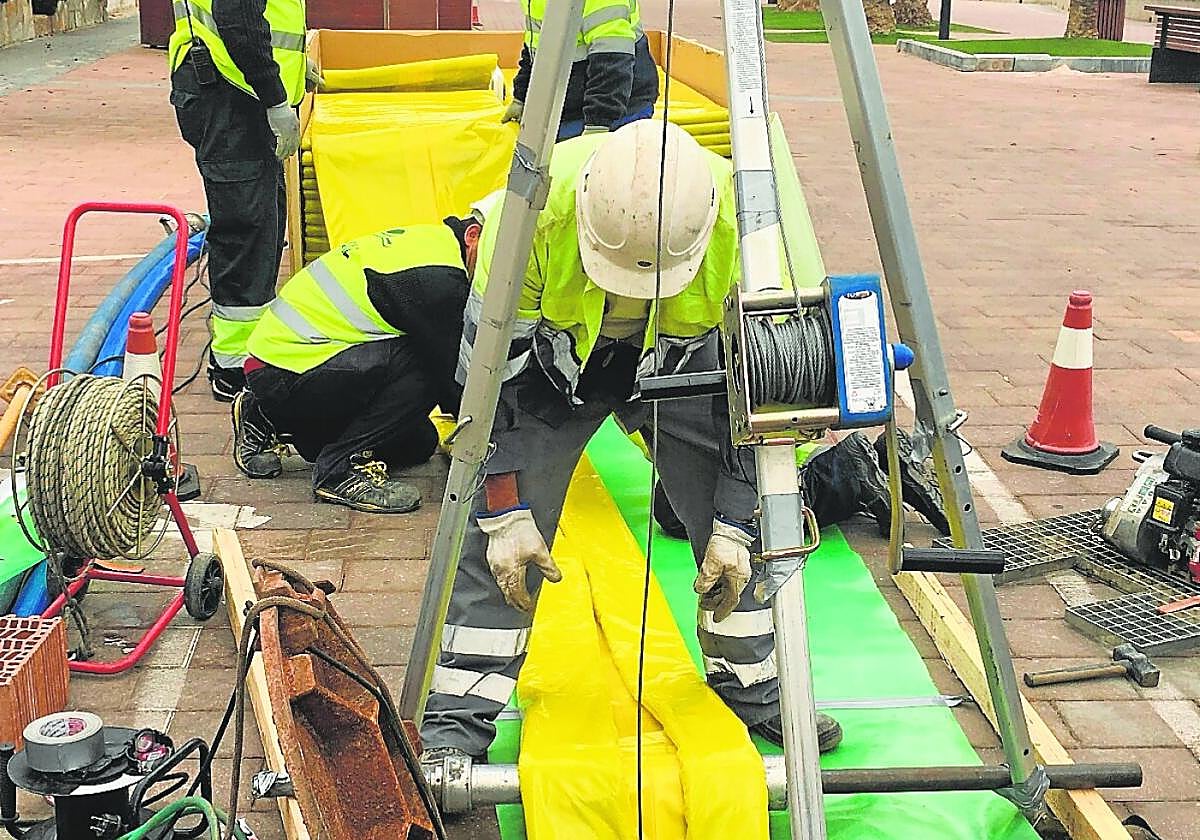 Operarios trabajan en la red de agua en el paseo de Colón.