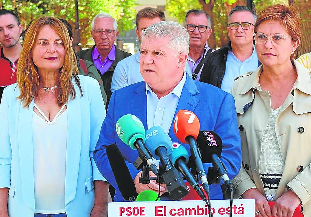 José Vélez, este martes en Jumilla junto a la candidata a la alcaldía, Juana Guardiola (derecha).
