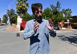 Víctor Egío, durante su comparecencia frente al centro de mayores Obispo Javier Azagra, en El Palmar.