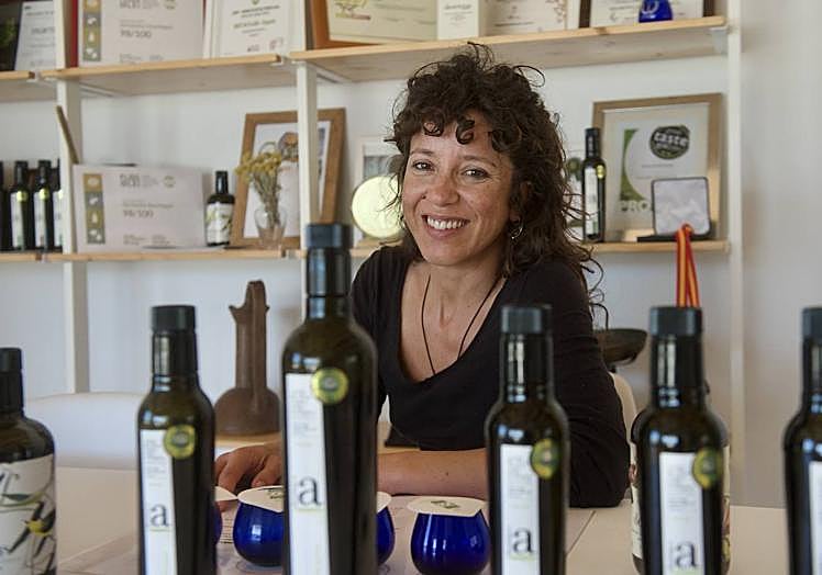 Marta Ortega, entre botellas y premios en las instalaciones de la almazara.