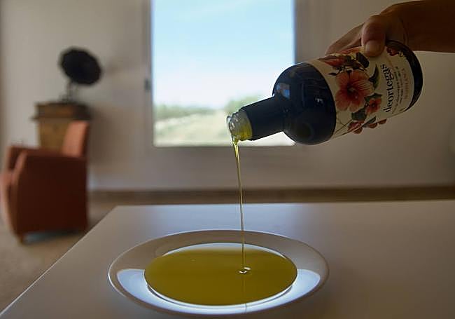 Un chorro de oro líquido (de la variedad hojiblanca) sobre el plato.