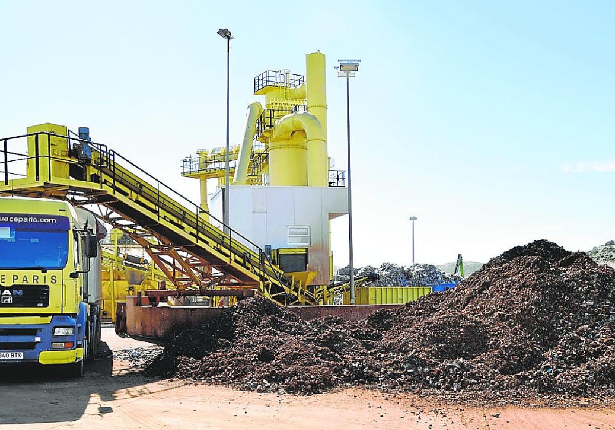 Planta de gestión de residuos de Cañada Hermosa. A la derecha, instalaciones de Desguace París.