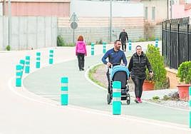 Vecinos caminan por el carril bici de Cazalla, uno de los más transitados por los lorquinos.