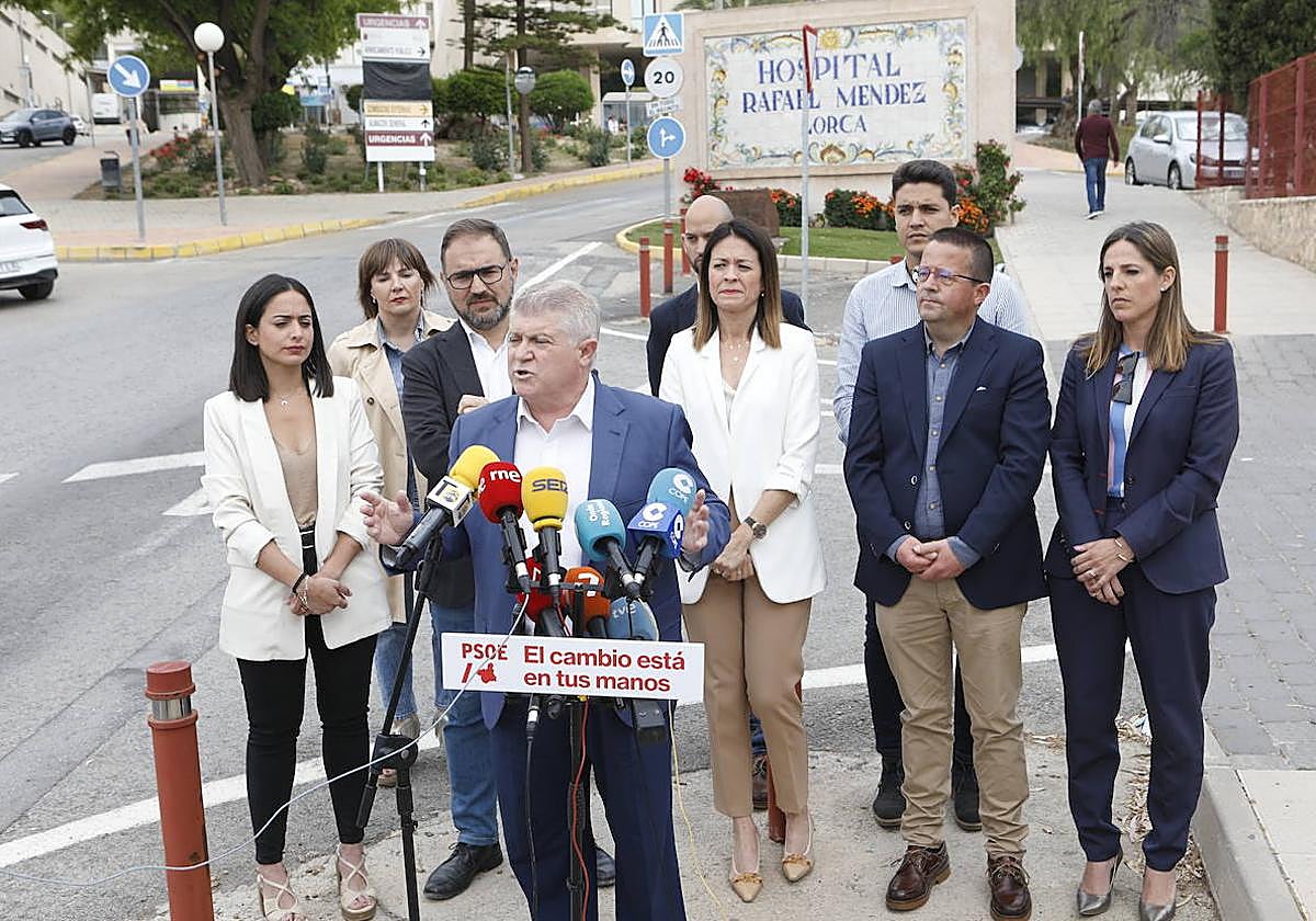 José Vélez, junto a otros candidatos socialistas como Diego José Mateos (a su derecha), este miércoles en el hospital Rafael Méndez.