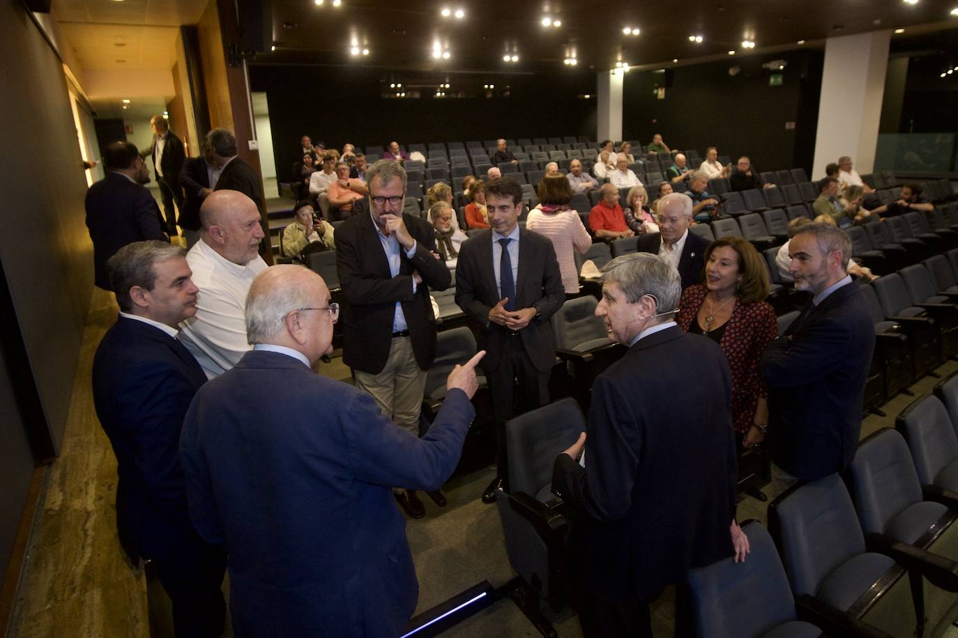 José Luis García Delgado en el Aula de Cultura de LA VERDAD