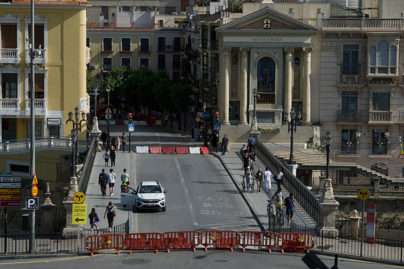 El primer día del Puente Viejo de Murcia cerrado, en imágenes